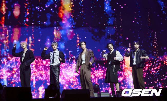 [OSEN=조은정 기자] 그룹&nbsp;위아이(WEi)의 미니 8집 ‘Wonderland(원더랜드)’ 발매 기념 쇼케이스가 29일 서울 광진구 예스24라이브홀에서 열었다.‘Wonderland’는 위아이가 지난 1월 발매한 미니 7집 ‘The Feelings(더 필링스)’ 이후 약 9개월 만에 선보이는 새 앨범이다.&nbsp;위아이가 멋진 무대를 선보이고 있다. 2025.10.29 /cej@osen.co.kr