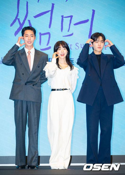 [OSEN=민경훈 기자] 29일 서울 구로구 더세인트 그랜드볼룸에서 KBS 2TV 새 토일 미니시리즈 '마지막 썸머' 언론 제작발표회가 열렸다. KBS2 새 토일 미니시리즈 ‘마지막 썸머’(연출&nbsp;민연홍&nbsp;극본&nbsp;전유리)는 어릴 적부터 친구인 남녀가 판도라의 상자 속에 숨겨둔 첫사랑의 진실을 마주하게 되면서 펼쳐지는 리모델링 로맨스 드라마다.배우 이재욱, 최성은, 김건우가 포즈를 취하고 있다. 2025.10.29 / rumi@osen.co.kr