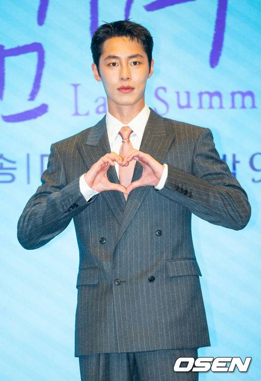 [OSEN=민경훈 기자] 29일 서울 구로구 더세인트 그랜드볼룸에서 KBS 2TV 새 토일 미니시리즈 '마지막 썸머' 언론 제작발표회가 열렸다. KBS2 새 토일 미니시리즈 ‘마지막 썸머’(연출&nbsp;민연홍&nbsp;극본&nbsp;전유리)는 어릴 적부터 친구인 남녀가 판도라의 상자 속에 숨겨둔 첫사랑의 진실을 마주하게 되면서 펼쳐지는 리모델링 로맨스 드라마다.배우 이재욱이 입장하며 포즈를 취하고 있다. 2025.10.29 / rumi@osen.co.kr