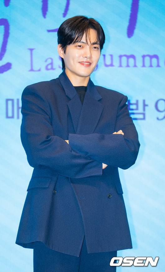 [OSEN=민경훈 기자] 29일 서울 구로구 더세인트 그랜드볼룸에서 KBS 2TV 새 토일 미니시리즈 '마지막 썸머' 언론 제작발표회가 열렸다. KBS2 새 토일 미니시리즈 ‘마지막 썸머’(연출 민연홍 극본 전유리)는 어릴 적부터 친구인 남녀가 판도라의 상자 속에 숨겨둔 첫사랑의 진실을 마주하게 되면서 펼쳐지는 리모델링 로맨스 드라마다.배우 김건우가 포즈를 취하고 있다. 2025.10.29 / rumi@osen.co.kr