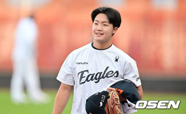 [OSEN=대전, 박준형 기자] 29일 대전시 중구 부사동 대전한화생명볼파크에서 2025 신한 SOL Bank KBO리그 포스트시즌 한국시리즈 3차전 한화 이글스와 LG 트윈스의 경기가 진행됐다.이날 경기에 한화는 폰세를, LG는 손주영을 선발투수로 내세웠다. 경기전 한화 정우주가 미소 짓고 있다. 2025.10.29 / soul1014@osen.co.kr