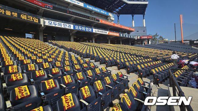 [OSEN=대전, 한용섭 기자]  29일 한화 이글스와 LG 트윈스의 한국시리즈 3차전이 열리는 대전 한화생명볼파크, 3루측 원정팀 관중석에 노란색 머플러가 깔려 있다. /orange@osen.co.kr