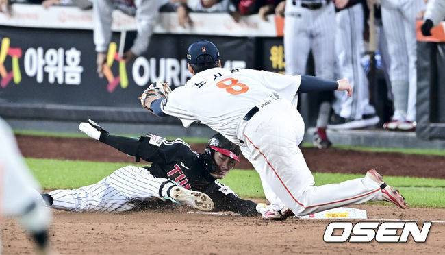 [OSEN=대전, 박준형 기자] 29일 대전시 중구 부사동 대전한화생명볼파크에서 2025 신한 SOL Bank KBO리그 포스트시즌 한국시리즈 3차전 한화 이글스와 LG 트윈스의 경기가 진행됐다.이날 경기에 한화는 폰세를, LG는 손주영을 선발투수로 내세웠다. 3회초 2사 1루 LG 신민재의 동점 1타점 적시타때 한화 노시환이 신민재를 3루에서 태그아웃시키고 있다.    2025.10.29 / soul1014@osen.co.kr