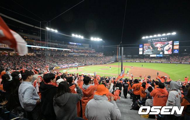 [OSEN=대전, 이대선 기자] 29일 대전 한화생명볼파크에서 2025 신한 SOL Bank KBO리그 포스트시즌 한국시리즈 3차전 한화 이글스와 LG 트윈스의 경기가 열렸다.이날 경기에 한화는 폰세를, LG는 손주영을 선발투수로 내세웠다. 관중석을 가득 메운 팬들이 열띤 응원을 펼치고 있다. 2025.10.29 /sunday@osen.co.kr