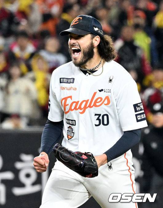 [OSEN=대전, 이대선 기자] 29일 대전 한화생명볼파크에서 2025 신한 SOL Bank KBO리그 포스트시즌 한국시리즈 3차전 한화 이글스와 LG 트윈스의 경기가 열렸다.이날 경기에 한화는 폰세를, LG는 손주영을 선발투수로 내세웠다. 6회말 2사 1,2루에서 한화 폰세가 LG 문보경을 삼진으로 처리하고 환호하고 있다. 2025.10.29 /sunday@osen.co.kr