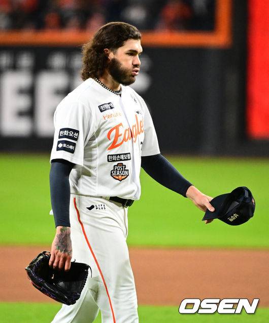 [OSEN=대전, 지형준 기자] 29일 대전시 중구 부사동 대전한화생명볼파크에서 2025 신한 SOL Bank KBO리그 포스트시즌 한국시리즈 3차전 한화 이글스와 LG 트윈스의 경기가 진행됐다.이날 경기에 한화는 폰세를, LG는 손주영을 선발투수로 내세웠다. 4회초 수비에서 역전을 허용한 한화 폰세가 아쉬워하고 있다. 2025.10.29 /jpnews@osen.co.kr