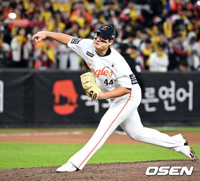 [OSEN=대전, 이대선 기자] 29일 대전 한화생명볼파크에서 2025 신한 SOL Bank KBO리그 포스트시즌 한국시리즈 3차전 한화 이글스와 LG 트윈스의 경기가 열렸다.이날 경기에 한화는 폰세를, LG는 손주영을 선발투수로 내세웠다. 8회초 1사 1,3루에서 한화 김서현이 역투하고 있다. 2025.10.29 /sunday@osen.co.kr