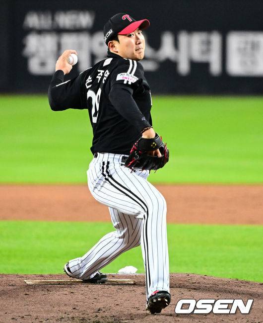 [OSEN=대전, 지형준 기자] 29일 대전시 중구 부사동 대전한화생명볼파크에서 2025 신한 SOL Bank KBO리그 포스트시즌 한국시리즈 3차전 한화 이글스와 LG 트윈스의 경기가 진행됐다.이날 경기에 한화는 폰세를, LG는 손주영을 선발투수로 내세웠다. 1회말 LG 손주영이 역투하고 있다. 2025.10.29 /jpnews@osen.co.kr