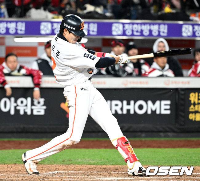 [OSEN=대전, 이대선 기자] 29일 대전 한화생명볼파크에서 2025 신한 SOL Bank KBO리그 포스트시즌 한국시리즈 3차전 한화 이글스와 LG 트윈스의 경기가 열렸다.이날 경기에 한화는 폰세를, LG는 손주영을 선발투수로 내세웠다. 8회말 2사 만루에서 한화 심우준이 좌전 2타점 적시 2루타를 치고 있다. 2025.10.29 /sunday@osen.co.kr