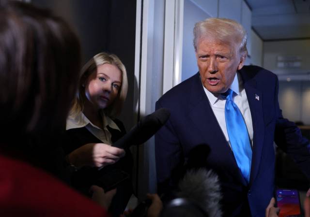 ▲ 도널드 트럼프 미국 대통령이 29일 일본에서 한국으로 오는 도중에 전용기인 에어포스원에서 기자들의 질문에 답하고 있다. ⓒ로이터=연합뉴스