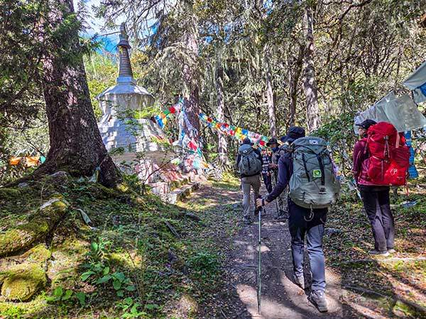 즈메이마을로 가는 트레킹 중 만난 룽다 앞에서 기도를 준비하고 있다.