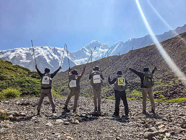 공바 피크 캠프1으로 오르는 날 찍은 단체 사진.
