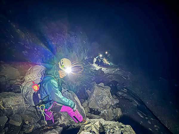 공바 피크 너덜지대 통과 중 너무 힘들어 뒤에 오는 대원을 기다리며 휴식을 취하고 있다.