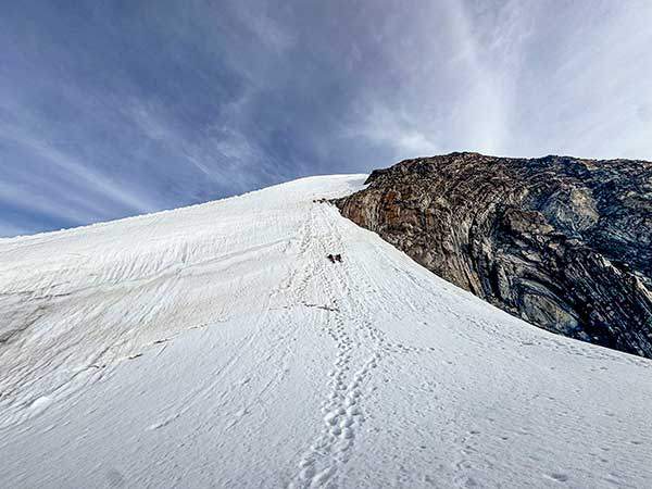 공바 피크 정상 직전. 선두에서 등반하다가 지친 나머지 그대로 쓰러져 쉬고 있는 종윤이와 대장님.