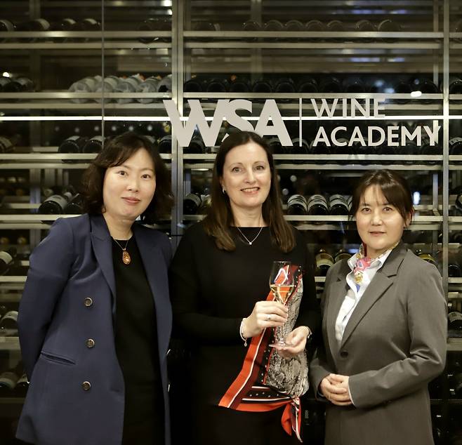 왼쪽부터 박수진 원장,&nbsp; WSET CEO 미셸 브램튼, 김상미 원장.