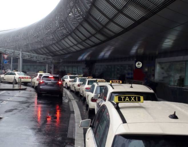 공항에 대기 중인 택시들. 게티이미지뱅크
