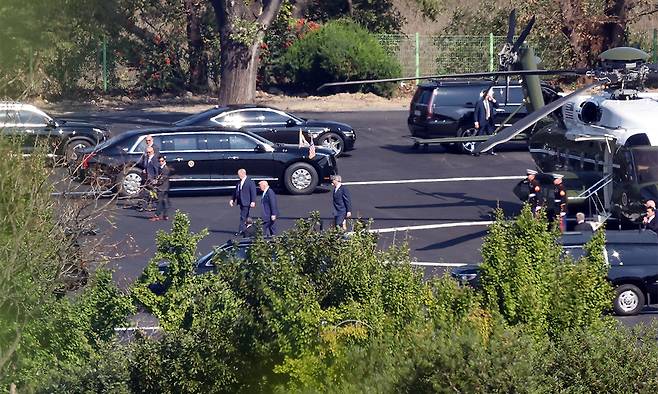 도널드 트럼프 미국 대통령이 29일 전용 헬기 ‘마린원’을 타고 경북 경주 보문관광단지&nbsp; 헬기장에 도착한 뒤 전용 리무진 ‘더 비스트’로 갈아타기 위해 이동하고 있다. 연합뉴스