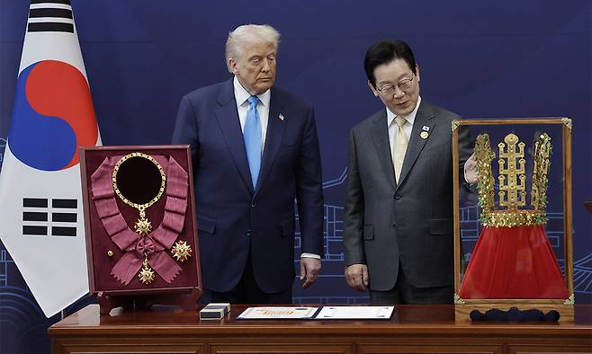이재명 대통령이 29일 경북 경주박물관에서 도널드 트럼프 미국 대통령에게 '금관 모형'을 선물하고 있다. 뉴시스
