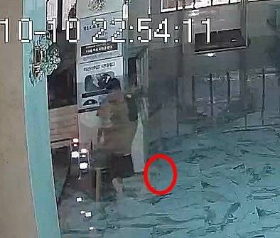 A씨 바지 쪽에서 인분이 떨어지는 CCTV 속 장면. 사진=뉴시스