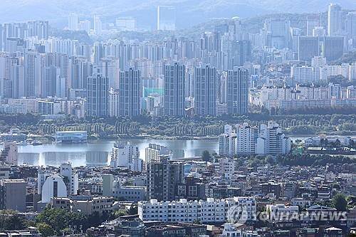 서울 남산에서 바라본 한강변 아파트 단지 모습 . 연합뉴스
