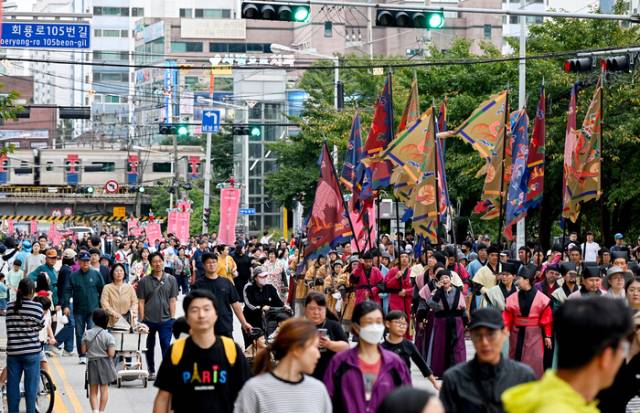 지난 달 28일 열린 제40회 회룡문화제 대표 행사인 '태조·태종 의정부행차에 시민들이 함께 참여하는 모습. 사진 제공=의정부시