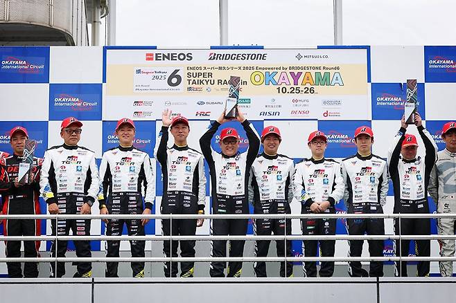 토요타 가주 루키 레이싱이 슈퍼 다이큐 시리즈 2025 6라운드 포디엄 정상에 올랐다. 토요다 아키오 회장이 트로피를 들어 올리고 있다. 사진: 토요타 가주 루키 레이싱