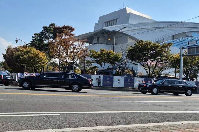 도널드 트럼프 미국 대통령이 29일 전용 리무진인 '더 비스트'를 타고 '아시아태평양경제협력체(APEC) CEO 서밋' 행사장인 경주예술의전당에 도착하고 있다. 연합뉴스