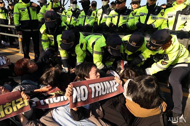 10월29일 경북 경주시 경주국립박물관 인근에서 반트럼프 기습 시위가&nbsp;열렸다. ⓒ시사IN 조남진
