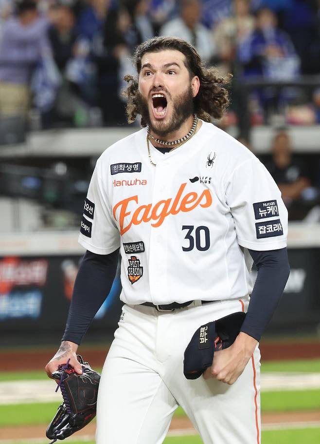 한화 코디 폰세가 24일 대전한화생명볼파크에서 열린 ‘2025 신한 SOL 뱅크 KBO 포스트시즌(PS)’&nbsp;삼성과&nbsp;플레이오프 5차전에서 5회초를 마무리한 뒤 덕아웃으로 향하며 포효하고 있다. 뉴시스