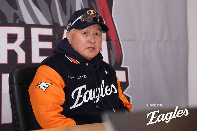김경문 한화 감독이 27일 잠실구장에서 열린 LG와 KS 2차전에서 5-13으로 진 뒤 취재진의 질문에 답하고 있다. 사진제공｜한화 이글스