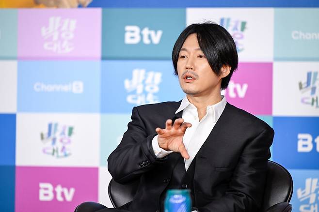 배우 장혁이 god 박준형과 손잡고 채널S 새 리얼리티 예능 ‘박장대소’로 돌아온다. “가식은 없다”는 선언과 함께 ‘배우 장혁’이 아닌 ‘인간 장혁’으로서 진짜 모습을 보여줄 예정이다.  사진 제공=채널S·SK브로드밴드