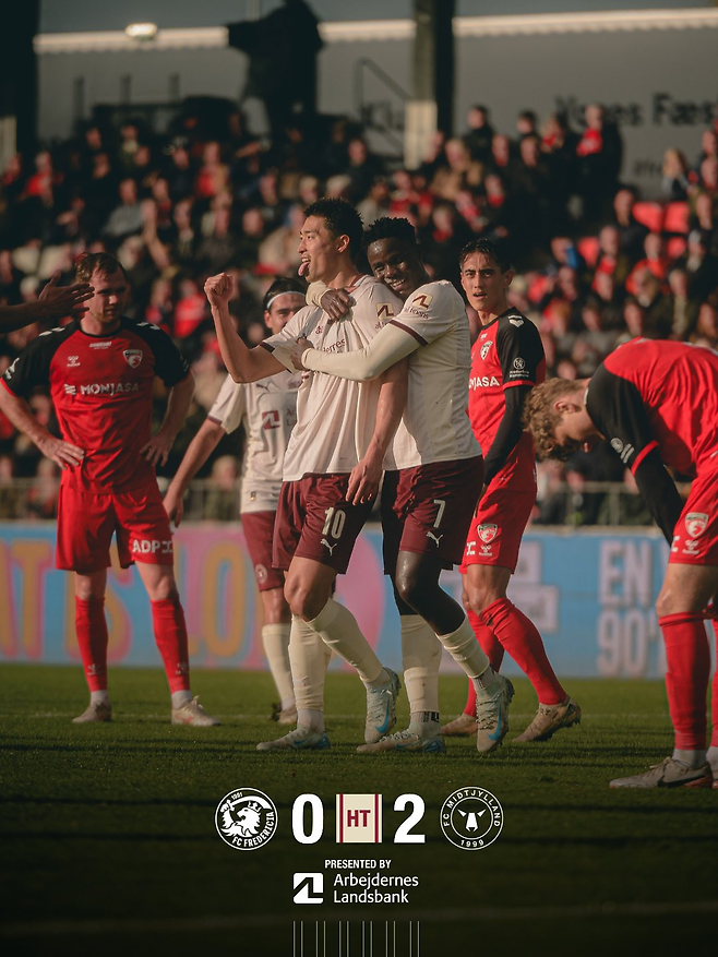 조규성이 26일 시즌 4호골을 넣은 뒤 동료의 축하를 받고 있다. 미트윌란 인스타그램 캡처