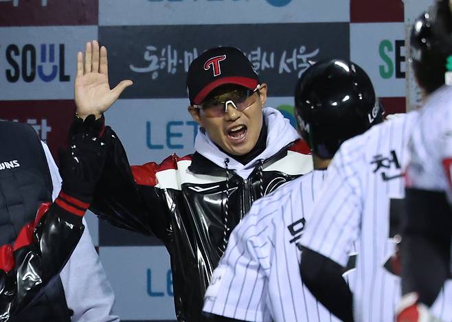지난 27일 한국시리즈 잠실 2차전 8회말 2사 1루 LG 염경엽 감독이 2점 홈런을 친 문보경과 자축하고 있다. 연합뉴스