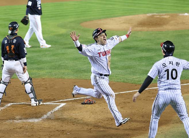 27일 한국시리즈 2차전. 2회말 무사 2,3루에서 LG 구본혁의 동점타로 홈을 밟은 박동원이 기뻐하고 있다. 연합뉴스