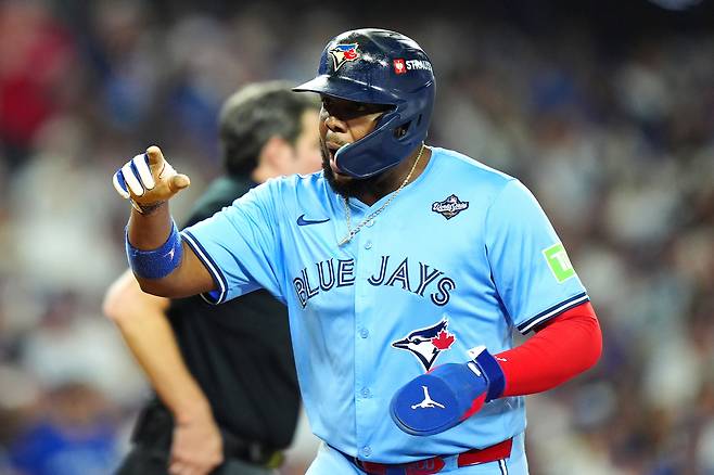 블라디미르 게레로 주니어가 29일 미국 캘리포니아주 로스앤젤레스의 다저스타디움에서 열린 LA 다저스와 2025 메이저리그 월드시리즈 4차전에서 7회초 득점을 올린 뒤 환호하고 있다.    로스앤젤레스 | AP연합뉴스