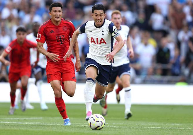 토트넘-바이에른 뮌헨간 프리시즌 경기에서 볼을 다투는 손흥민과 김민재. 게티이미지코리아