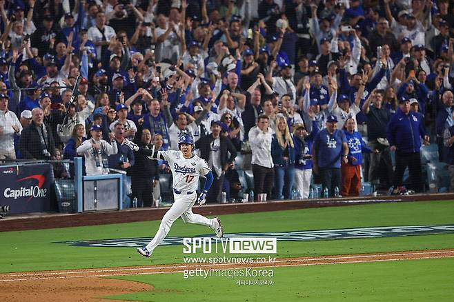 ▲ 환호하는 오타니 쇼헤이와 LA 다저스 관중들.