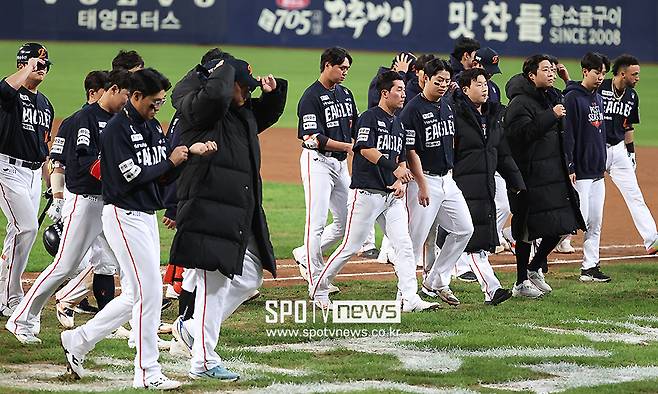 ▲ 한화 선수들이 포스트시즌 경기를 마친 뒤 팬들에게 인사 후 더그아웃으로 들어가고 있다. ⓒ곽혜미 기자