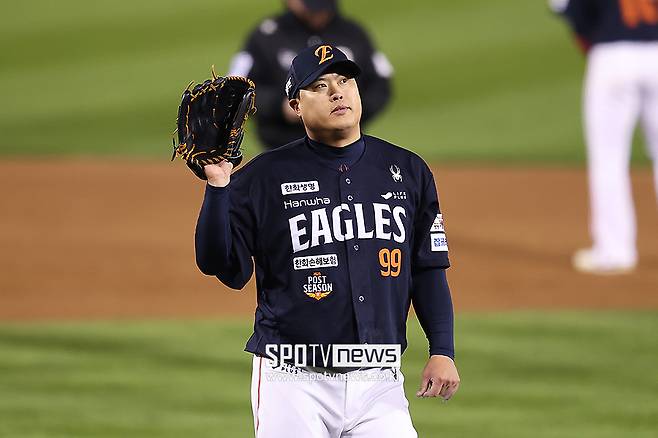 ▲ 한화 이글스 류현진이 한국시리즈 경기에서 실점 후 아쉬워하고 있다. ⓒ곽혜미 기자