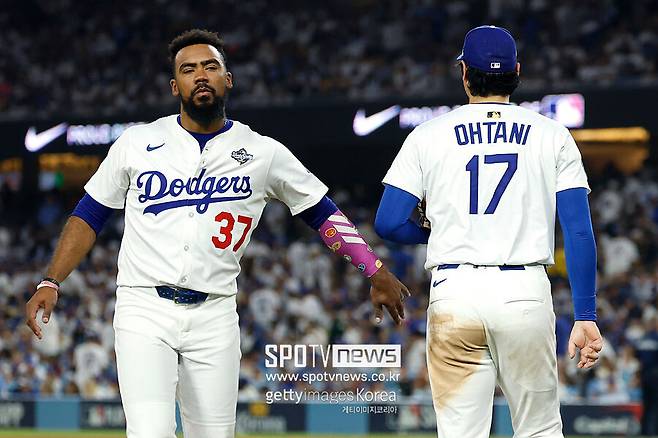 ▲ 오타니 쇼헤이를 격려하는 테오스카 에르난데스.