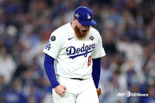 다저스 윌 클라인이 28일(한국시간) 열린 2025 MLB 월드시리즈 3차전에서 이닝을 마친 후 포효하고 있다. /AFPBBNews=뉴스1