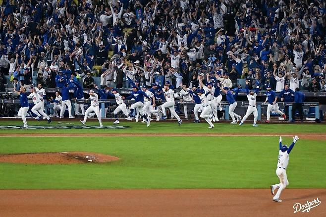 지난 28일(한국시간) 월드시리즈 3차전에서 연장 18회말 프리먼의 끝내기 홈런이 터지자 LA 다저스 선수들이 기뻐하고 있다.  /사진=LA 다저스 공식 SNS
