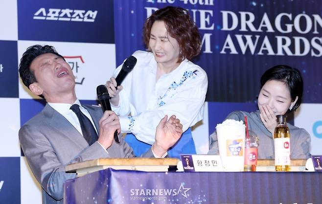 배우 황정민, 방송인 박경림, 배우 김고은이 29일 서울 영등포구 CGV여의도에서 진행된 '제46회 청룡영화상 핸드프린팅' 행사에 참석해 음료를 마시고 있다. /2025.10.29 /사진=김휘선 hwijpg@