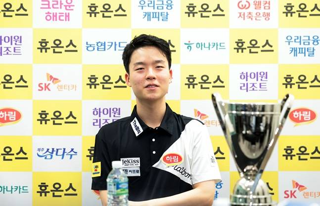 우승 후 기자회견에서 취재진의 질문에 답하는 김영원. /사진=PBA 투어 제공