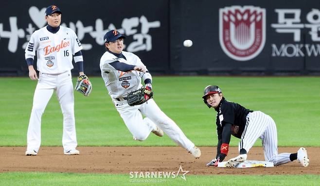 [한번에쓱] '1회초 1사 1루,  폰세의 악송구 이도윤의 호수비로 마무리'