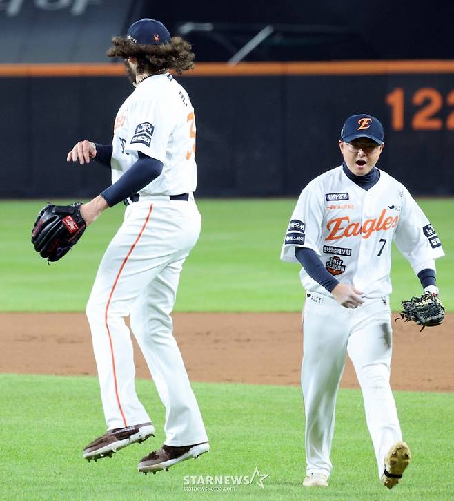 [한번에쓱] '1회초 1사 1루,  폰세의 악송구 이도윤의 호수비로 마무리'