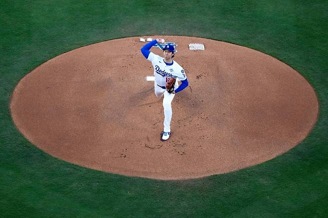 LA 다저스 오타니 쇼헤이가 9일(한국시간) 미국 캘리포니아주 로스앤젤레스의 다저스타디움에서 열린 2025 미국 메이저리그(MLB) 포스트시즌 토론토 블루제이스와의 월드시리즈(WS) 4차전에 선발 등판해 6이닝 6피안타(1피홈런) 1볼넷 6탈삼진 4실점을 기록했다. MLB 통계 사이트 '베이스볼 서번트'에 따르면, 최고구속은 99마일(약 159km/h)이었다. AP 연합뉴스