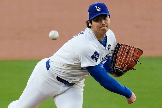 LA 다저스 오타니 쇼헤이가 9일(한국시간) 미국 캘리포니아주 로스앤젤레스의 다저스타디움에서 열린 2025 미국 메이저리그(MLB) 포스트시즌 토론토 블루제이스와의 월드시리즈(WS) 4차전에 선발 등판해 6이닝 6피안타(1피홈런) 1볼넷 6탈삼진 4실점을 기록했다. MLB 통계 사이트 '베이스볼 서번트'에 따르면, 최고구속은 99마일(약 159km/h)이었다. AP 연합뉴스