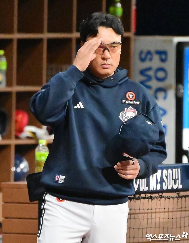 22일 오후 서울 구로구 고척스카이돔에서 열린 '2025 신한 SOL Bank KBO리그' 두산 베어스와 키움 히어로즈의 경기, 두산 이승엽 감독이 키움 더그아웃을 바라보고 있다. 엑스포츠뉴스 DB