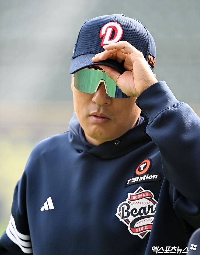 18일 오후 서울 송파구 잠실야구장에서 열리는 '2025 신한 SOL Bank KBO리그' KIA 타이거즈와 두산 베어스의 경기, 이승엽 감독이 더그아웃으로 이동하고 있다. 엑스포츠뉴스 DB